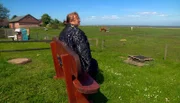 NDR Fernsehen UNSERE GESCHICHTE - ALS DIE NORDFRIESEN NACH NEW YORK KAMEN , am Mittwoch um 21:00 Uhr. Pauline Höfer blickt aufs Watt.
