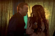 Lloyd (Stephen Jones) und Denise (Jennifer Heylen) singen beim Wettbewerb "Karaoke Klash" im Duett.