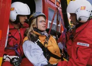 Peter Berger (Serge Falck) und Dr. Lüdwitz (Rainer Grenkowitz, r.) kümmern sich um die schwerverletzte Sybill (Claudia Ziegler)
