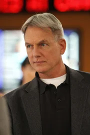 Robert Banks, ein hochgeachteter Psychologe, der für eine Geheimabteilung des Pentagons tätig war, wird erhängt in seinem Haus aufgefunden. Gibbs (Mark Harmon) und sein Team ermitteln ...