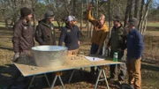 Hohe Decken und eine breite Eingangstür: In dieser Folge konstruieren Pete Nelson und sein Handwerker-Team in McDonough, Georgia, ein schickes Freizeitdomizil für die Basketball-Ikone Shaquille O’Neal. Der 2,16-Meter-Hüne muss sich keine Sorgen machen, dass er sich in seinem neuen Baumhaus den Kopf anstößt, denn die stylishe Mondscheinkneipe in der Baumkrone ist perfekt auf seine Bedürfnisse zugeschnitten. Darin kann der ehemalige NBA-Star am Spieltisch oder an der Bar mit seinen Kumpels ganz entspannt Zigarren paffen und relaxen.