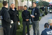 Ein neuer Fall wartet auf (v.l.n.r.) McGee (Sean Murray), Gibbs (Mark Harmon), Ziva (Cote de Pablo), Tony (Michael Weatherly), Jimmy (Brian Dietzen) und Ducky (David McCallum) ...