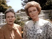 Die beiden lebenslustigen Schwestern Appletree (Teresa Wright und Joan Leslie) werden des Mordes verdächtigt.