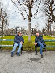 Warum wir in Zukunft weniger durch die Blume sagen sollen, erörtert Erwin Pröll Hanno Settele (l.) im Gespräch.