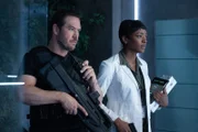 Brad Wolgast (Mark-Paul Gosselaar, l.); Dr. Major Nichole Sykes (Caroline Chikezie, r.)