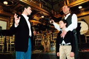 Herr Kordes (Michael Schönborn, r.) kümmert sich rührend um seinen Sohn Maximilian (Laurence Rupp, M.), nachdem die Mutter bei dem Überfall an ihrem Arbeitsplatz schwer verletzt wurde. Die Eltern des Jungen leben getrennt und so wollen Kommissar Brandtner (Gedeon Burkhard, l.) und Rex einmal nach dem Rechten sehen. Dumm gelaufen ...!