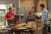 Berta ist in Rente gegangen, und Alan (Jon Cryer, l.) und Walden (Ashton Kutcher, r.) brauchen nun eine neue Haushälterin. Doch ist Helen (Edie McClurg, M.) ein guter Ersatz für Berta?