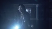Allison (Crystal Reed) sucht in der Schule nach Scott...