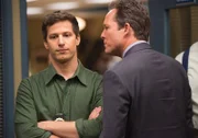 Jake Peralta (Andy Samberg, l.); Detective "Der Geier" Pembroke (Dean Winters, r.)