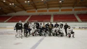Davina und Shania sind zu Besuch bei einem Eishockey-Training. Anschließend wird noch ein Foto gemacht.