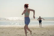 Seán (Jay Duffy) möchte, dass Áine (Elva Trill) beim Strandausflug mit ins Wasser kommt.