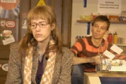 Lisa (Alexandra Neldel, l.) hat in Davids Auftrag beim Juwelier ein Päckchen abgeholt und erzählt ihrem Freund Jürgen (Oliver Bokern, r.) davon. Der stachelt sie dazu an, sich den Inhalt der Schmuckschatulle doch mal anzuschauen ... (Dieses Foto von Alexandra Neldel darf nur in Zusammenhang mit der Berichterstattung über die Serie "Verliebt in Berlin" veröffentlicht und verbreitet werden.)