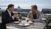 Richard (Michael Fitz, r.) traut seinem zukünftigen Schwiegersohn Dennis (Gedeon Burkhard, l.) nicht. Was plant er wirklich?