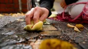 Das Engagement für Stolpersteine kann auch bedeuten, dass man die Steine regelmäßig reinigt.