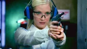 Bei einem Flüchtlingsdrama auf hoher See wurden mehrere Menschen erschossen. Durch einen Schieß-Test stellt die Ballistik-Expertin Calleigh (Emily Procter) fest, dass alle Kugeln aus einer Waffe stammen.