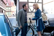 MDR Fernsehen ALLES KLARA (1), "Mord nach Feierabend", am Montag (10.03.14) um 22:50 Uhr. Klara Degen (Wolke Hegenbarth, r.) ist mit dem Fahrrad gegen das Auto von Paul Kleinert (Felix Eitner, l.) gekracht. Es folgen wüste Beschimpfungen.