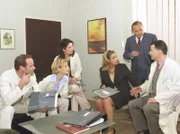 Dr. Roland Heilmann unterbreitet seinen Kollegen den Vorschlag, dass sich auch das Personal der Sachsenklinik auf eine mögliche Knochenmarkspende für Nicole typisieren lassen soll. Dr. Kreutzer (Johannes Steck), Dr. Globisch (Andrea Kathrin Loewig), Dr. Eichhorn (Cheryl Shepard), die Verwaltungschefin Sarah Marquardt (Alexa Maria Surholt), Prof. Simoni (Dieter Bellmann) und Dr. Heilmann (Thomas Rühmann).