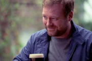 Nach anfänglichem Zögern ist Lloyd (Stephen Jones) doch ins Pub gegangen, um Áine dort Gesellschaft zu leisten.