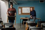 Overbeck (Roland Jankowsky, r.) bietet ehrenamtlich Philosophie-Workshops für Strafgefangene an. Er ist erstaunt, in der JVA auf den ehemaligen Philosophiestudenten David (Alexander Seidmann, l.) zu treffen.