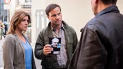 Die Kommissare Kerstin Klar (Fiona Coors) und Christian Schubert (Simon Eckert, M.) sind Carlo Fonti auf der Spur und hoffen auf Hinweise durch den Drogenfahnder Daniel Peters (Arnd Klawitter, r.).