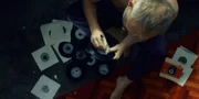 Der dandyhafte Mordermittler Sven Hjerson (Johan Rheborg) liebt schicke Kleidung und sammelt "Northern Soul"-Singles. Aus der Öffentlichkeit hat er sich vor Längerem zurückgezogen.