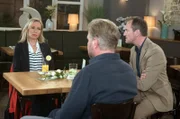 Mona bricht zu Andreas' Zufriedenheit, ihr Essen mit Jens ab.