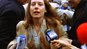 Die Besitzerin eines Luxushotels ist ermordet worden. Ihre Tochter Julie Turner (Amy Ryan) beantwortet die Fragen der Presse.