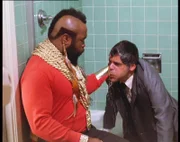 B.A. (Mr. T, li.) versucht auf seine ganz eigene Art Informationen zu bekommen...