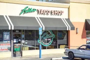 „Lolita’s Taco Shop“ ist eine familiengeführte lokale Kette, die 1984 gegründet wurde. Sie ist vor allem für ihre Carne-Asada-Pommes bekannt, eine südkalifornische Variante der Poutine.