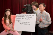 Nachdem sich Sue (Eden Sher, l.) so gut im Nachrichtenclub ihrer Schule macht, hat sie sich auch andere große Pläne gesetzt: Sie möchte in der Mittagspause am Tisch der beliebten Schüler sitzen ...
