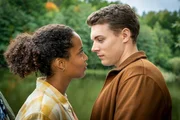 Eigentlich hat sich Elli (Pia Amofa-Antwi) bei Lucas (Gerrit Klein) eingeschlichen, um herauszufinden, wer hinter den üblen und falschen Restaurantbewertungen im Web steckt. Doch die beiden kommen sich näher.