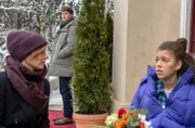 Philipp (Robin Schick, hinten M.) ist betroffen, als er begreift, dass Ana (Soluna-Delta Kokol, r. mit Isabell Stern, l.) seinetwegen leidet.