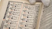 eine Kopie des Buches „Sumario Breve de la Arithmetica“ aus dem Jahr 1515, gefunden in einem Postpaket am John F. Kennedy International Airport in New York.
