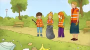 Simon, Conni und Anna sind sehr erstaunt, was alles weggeworfen wird.