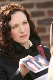 Die stellvertretende Staatsanwältin Tracey Kibre (Bebe Neuwirth) sucht auf eigene Faust nach Beweisen, dass Danny den Mord absichtlich nicht verhindert hat...