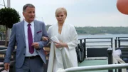 Dies ist wahrscheinlich einer der schwersten Gänge, die Kathrin Globisch (Andrea Kathrin Loewig) jemals gehen musste. Sie ist auf dem Weg zu ihren Hochzeitsgästen, die alle auf dem eigens dafür gemieteten Schiff warten. Doch sie muss ihnen sagen, dass sie Alexander nicht geheiratet hat und somit auch keine Hochzeitsfeier stattfinden wird. Sie ist froh, ihren Freund Roland Heilmann (Thomas Rühmann) an ihrer Seite zu haben.