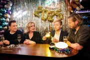 Der Zauberkünstler Marc Weide (2.v.re.) verzaubert Bettina Tietjen(2.v.li.), Guido Maria Kretschmer (li.) und Sebastian Ströbel (re.).