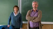 Der stellvertretende Schuldirektor Bernhard Brinkhaus (Thomas Dannemann) unterbricht Karin Lossows (Katrin Sass) Unterricht mit schlimmen Nachrichten für die Klasse.