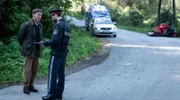 Polizist Tragl (Boris Popovic, re.) befragt Otto von Glanzberg (Tobias Moretti, li.).