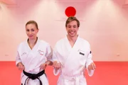 Checker Tobi mit Karateka Irena. Sie hat einen schwarzen Gürtel und ist eine echte Karate-Meisterin.