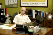Was für ein verrückter Freitag: Studienleiter Dean Pelton (Jim Rash) fühlt sich nicht ganz wie er selbst ...