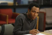 Eigentlich sollte sich Troy (Donald Glover) auf die Abschlussarbeit konzentrieren, doch eine skurrile Theorie lenkt ihn vom Lernen ab ...