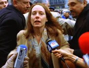 Die Besitzerin eines Luxushotels ist ermordet worden. Ihre Tochter Julie Turner (Amy Ryan) beantwortet die Fragen der Presse.