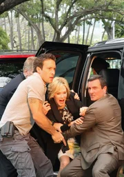 Wo Fats Plan geht auf: denn als Laura Hills, die Assistentin der Gouverneurin (Jean Smart, 2.v.r.), durch eine Autobombe ums Leben kommt, wird Steve McGarrett (Alex O'Loughlin,  2.v.l.) des Mordes an ihr beschuldigt ...