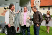 Die Kommissare Bergmann (Florian Fitz, 2.v.r.) und Hofer (Joseph Hannesschläger, 2.v.l.) vernehmen Stallmeister Scharnitz (Stefan Wilkening, l.), was auch Marie (Karin Thaler, r.) interessiert zur Kenntnis nimmt.