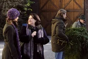 Annalena und Monika unterhalten sich, während Sebastian und Peter den Voglschen Weihnachtsbaum entsorgen. Von links: Annalena Brunner (Heidrun Gärtner), Monika Vogl (Christine Reimer), Sebastian Wildner (Herbert Ulrich) und Peter (Klaus Hager).