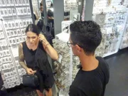 Kandidatin Theresa mit ihrer Shoppingbegleitung Philipp