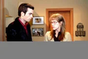 Überraschend erhält Lisa (Alexandra Neldel, r.) Besuch von David (Mathis Künzler, l.) und glaubt, dass er gekommen ist, um sich zu entschuldigen. Doch sie irrt ...