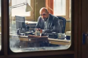 Paul Nowak (Özgür Karadeniz) kommen Zweifel an Alex' Objektivität, denn scheinbar findet sie überall Hinweise auf eine Verschwörung, der sie und ihre Tochter zum Opfer gefallen sind.