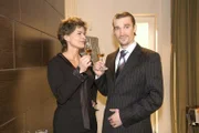 Sophie von Brahmberg (Gabrielle Scharnitzky, l.) und Richard (Karim Köster, r.) stoßen darauf an, dass ihr Plan, Mariella und David auseinander zu bringen, scheinbar gelungen ist ...